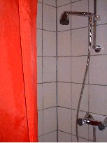 Dusche mit rotem Duschvorhang